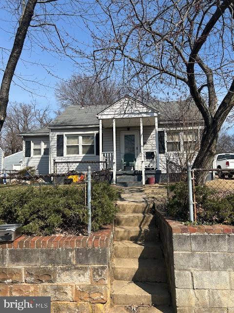 bungalow-style house featuring a fenced front yard