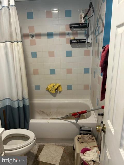 full bath featuring shower / tub combo and toilet