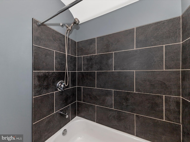 room details with shower / tub combination