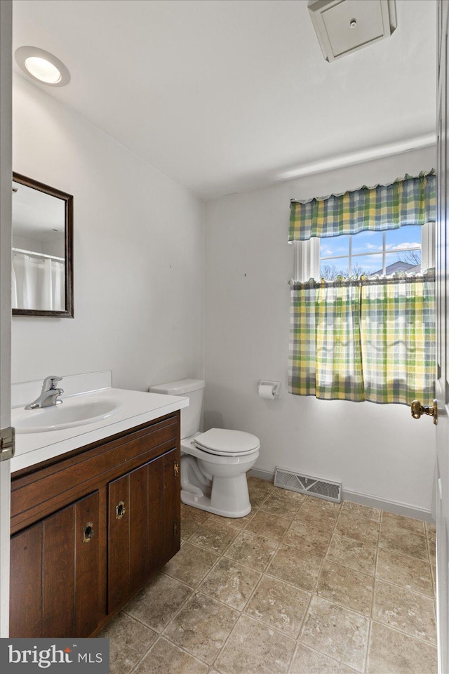 full bathroom with visible vents, toilet, vanity, and baseboards