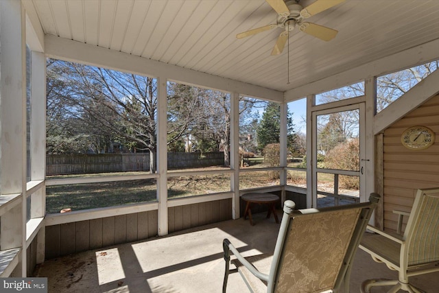 sunroom featuring a ceiling fan