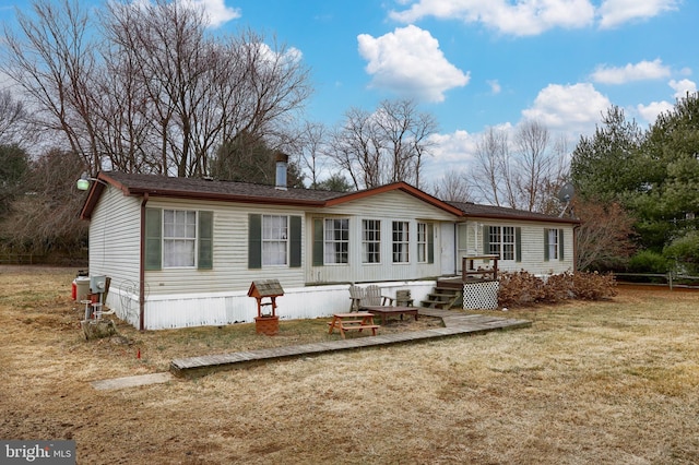 back of house featuring a lawn