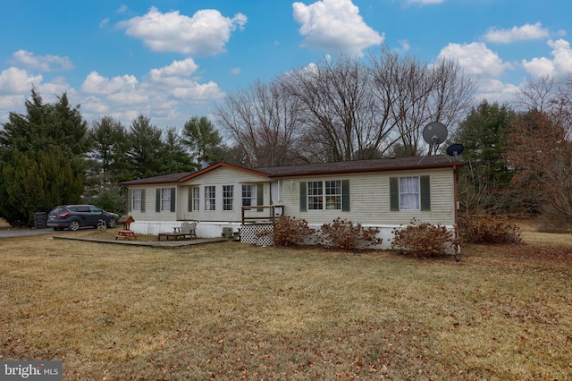 view of front of home featuring a front lawn