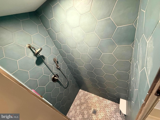 bathroom featuring a tile shower