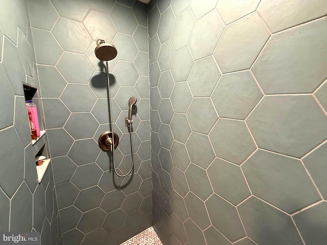 bathroom featuring tiled shower