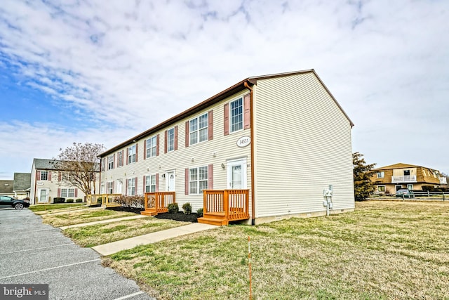 view of front of house featuring a residential view and a front yard