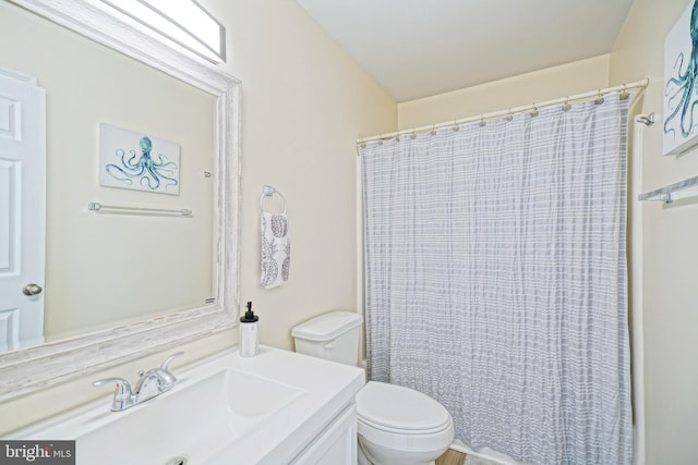 full bathroom featuring vanity, curtained shower, and toilet