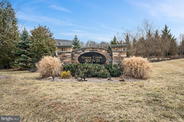 community sign featuring a lawn