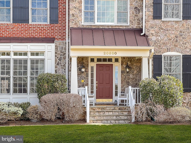 property entrance featuring stone siding