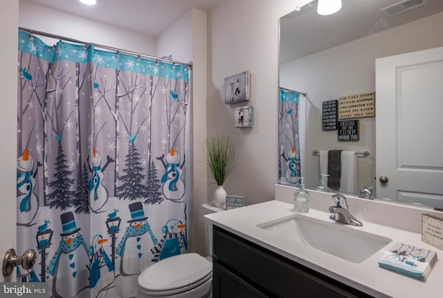 full bath featuring a shower with shower curtain, visible vents, toilet, and vanity