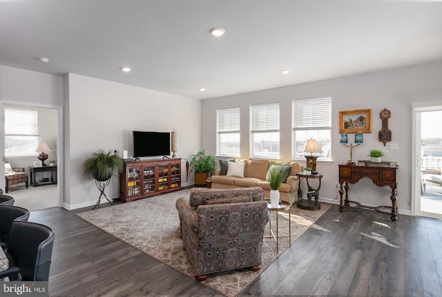 living room with dark wood-type flooring, recessed lighting, and baseboards