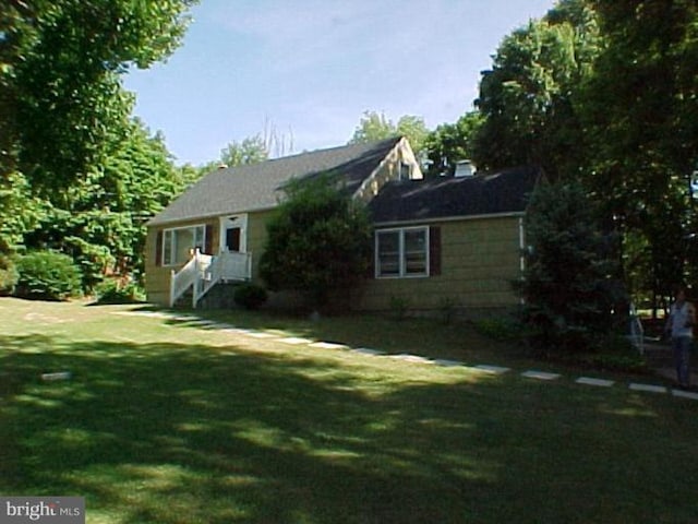 view of front of house with a front lawn