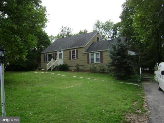 view of front of home featuring a front lawn