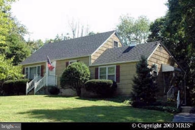 view of front of property with a front yard