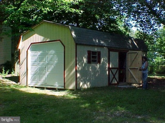 view of outdoor structure with an outdoor structure