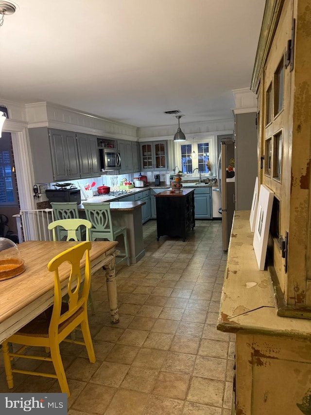 dining space with visible vents and ornamental molding