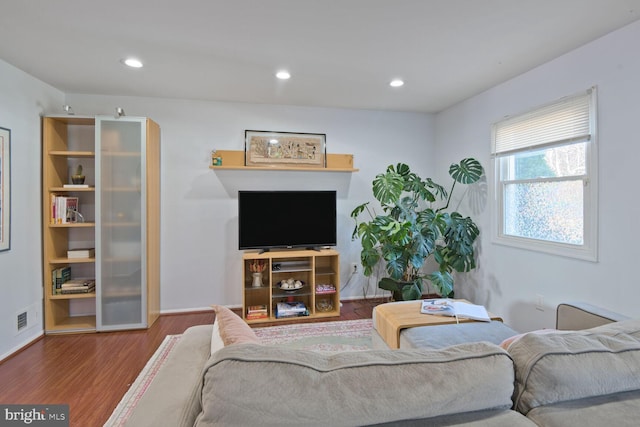 living room featuring recessed lighting, visible vents, baseboards, and wood finished floors