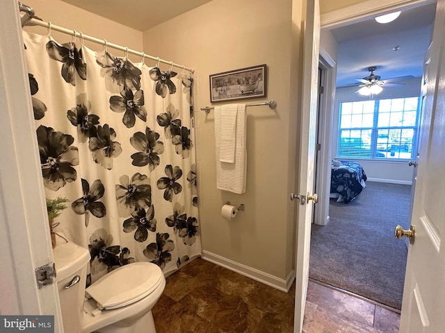 bathroom with a shower with shower curtain, toilet, baseboards, and ceiling fan