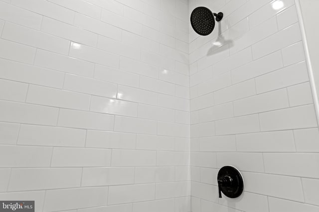 details featuring tiled shower