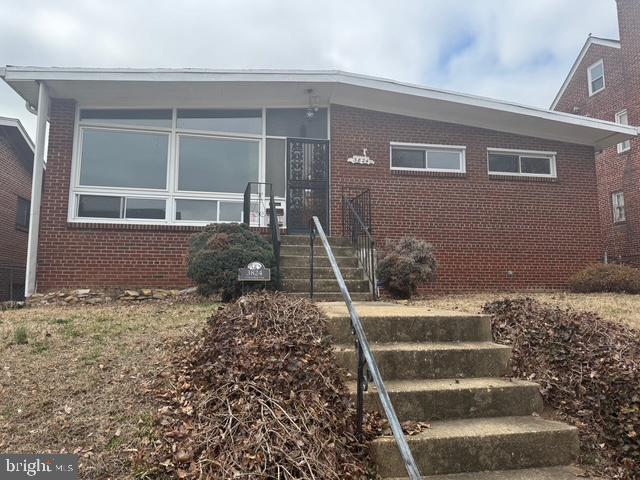 view of front of house with brick siding