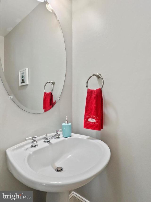 bathroom featuring a sink