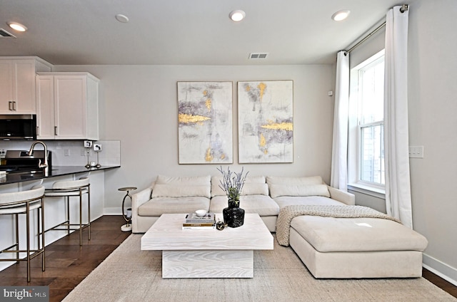 living room featuring visible vents, recessed lighting, baseboards, and dark wood-style flooring