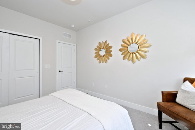 bedroom featuring visible vents, carpet floors, baseboards, and a closet