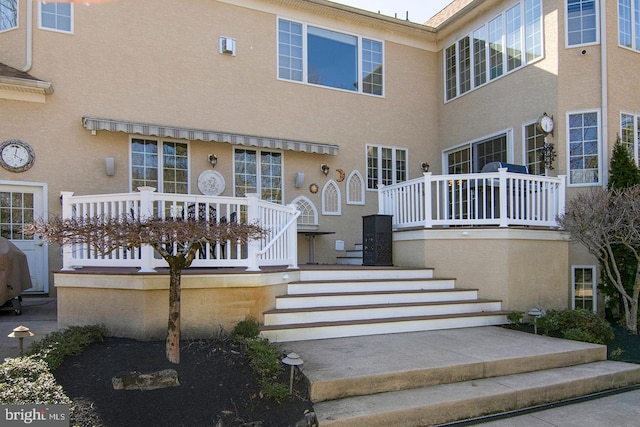 view of exterior entry featuring stucco siding