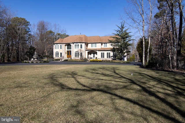 view of front facade featuring a front yard