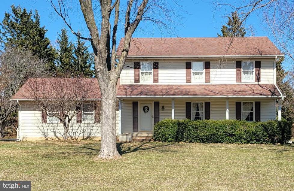 traditional-style house featuring a front yard