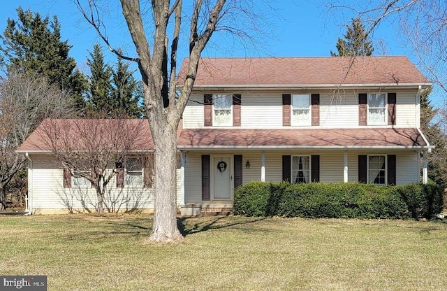 traditional-style house featuring a front yard