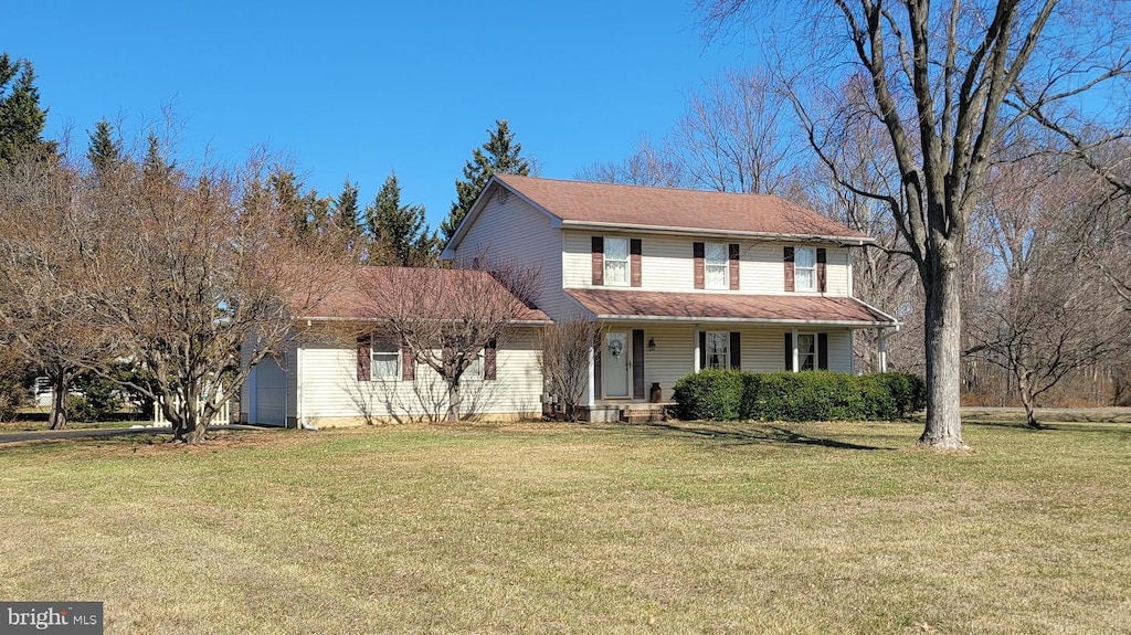 view of front facade featuring a front lawn and a garage