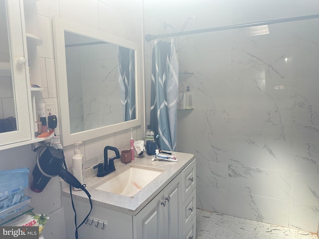 full bath featuring a shower with shower curtain, decorative backsplash, marble finish floor, and vanity