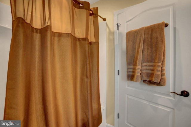 full bathroom with curtained shower