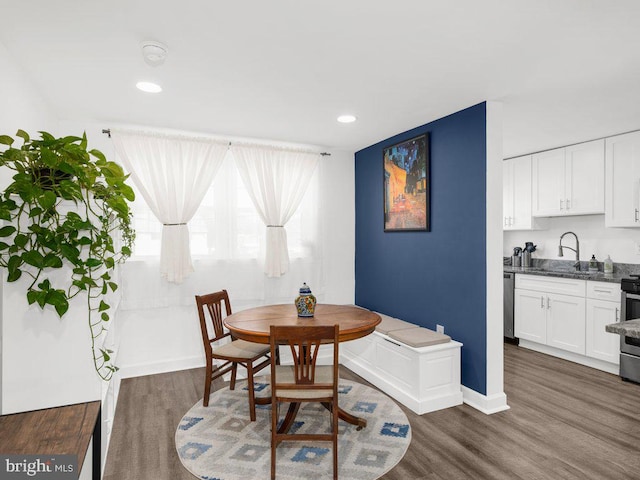 dining space with recessed lighting, baseboards, and dark wood-style flooring