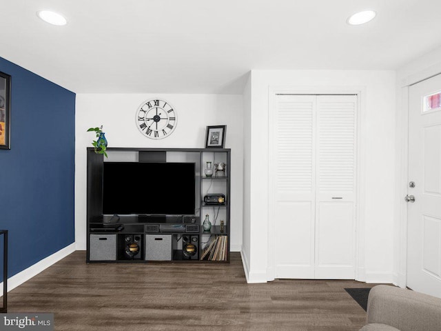 living area featuring recessed lighting, wood finished floors, and baseboards