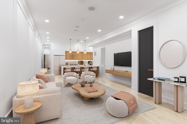 living area featuring crown molding, light wood-style flooring, recessed lighting, and baseboards