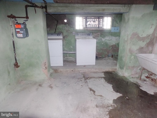 basement with washing machine and dryer