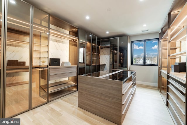 kitchen featuring visible vents, baseboards, recessed lighting, light wood-style flooring, and modern cabinets