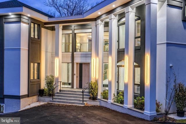 property entrance featuring stucco siding