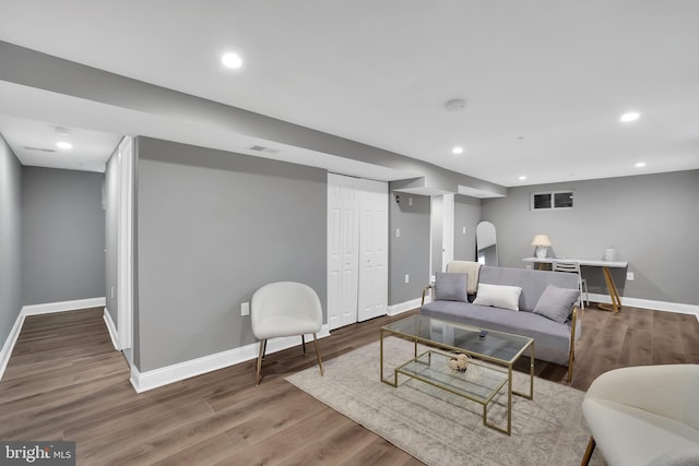 living area featuring recessed lighting, visible vents, baseboards, and wood finished floors