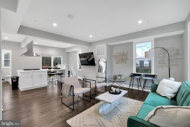 living area featuring dark wood-style floors, visible vents, recessed lighting, and baseboards