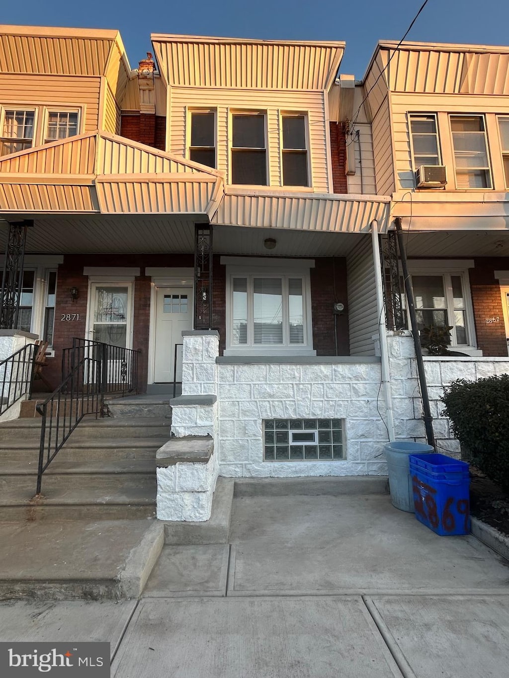 townhome / multi-family property with covered porch