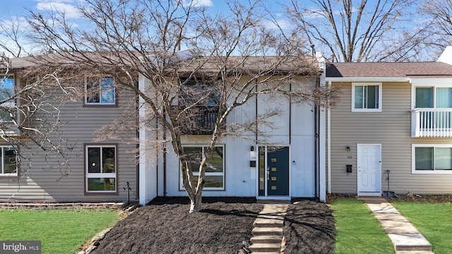 townhome / multi-family property featuring a front yard