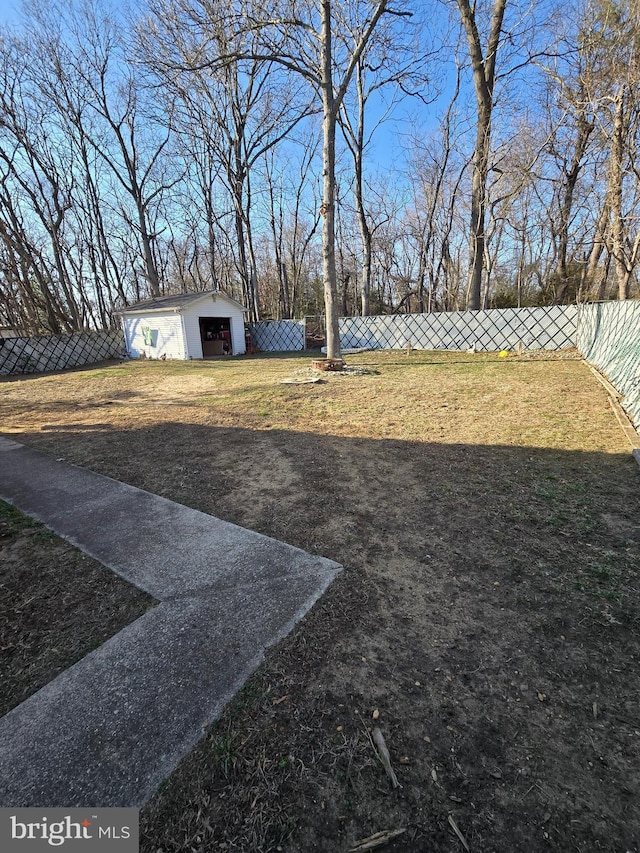 view of yard with an outbuilding and fence