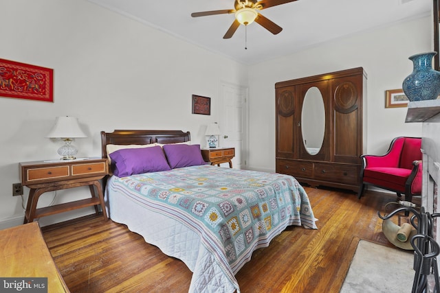 bedroom with ceiling fan, baseboards, and hardwood / wood-style floors