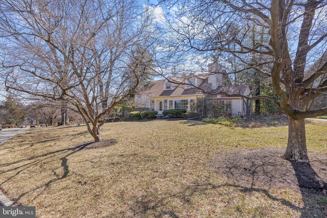 view of front of property featuring a front lawn