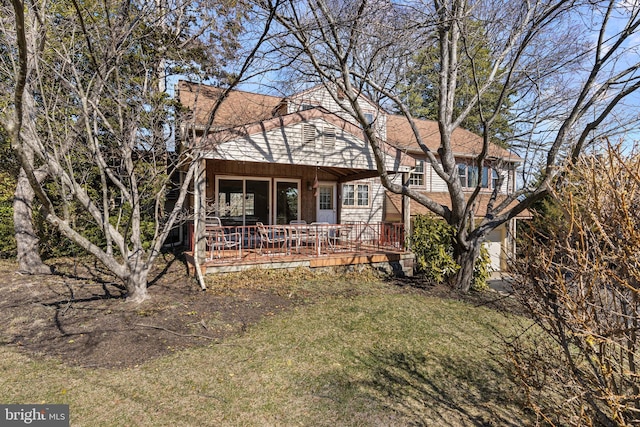 view of front of house featuring a front lawn and a shingled roof