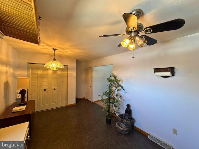 entryway featuring baseboards, visible vents, and ceiling fan