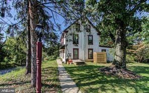 view of front of home featuring a front yard